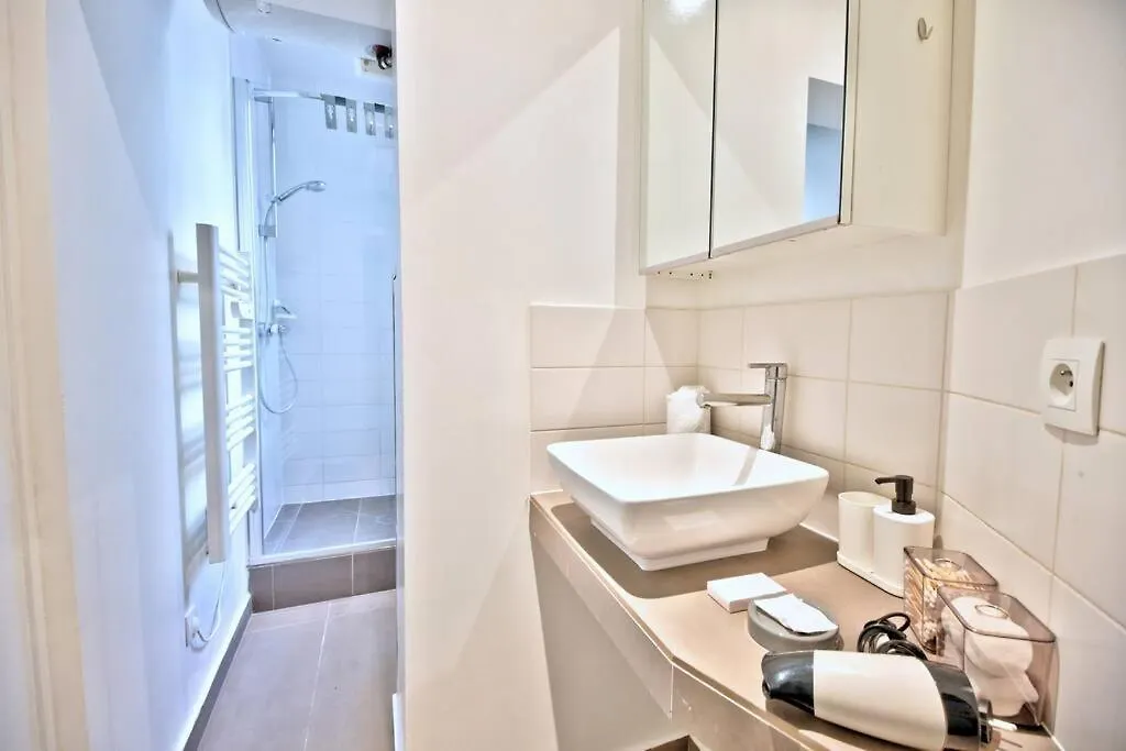 1 Bedroom Only 15 Min Walk To The Louvre * Paris